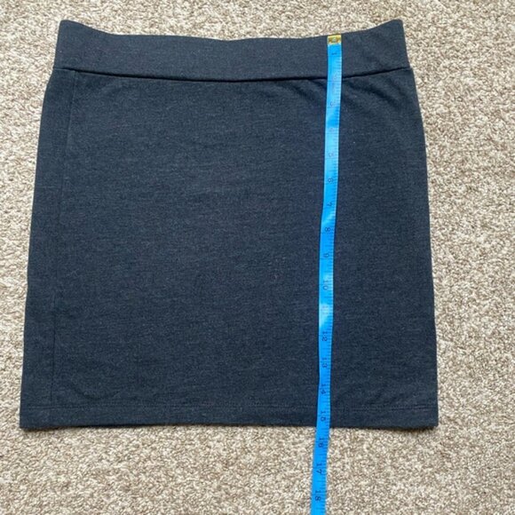 Stretchy mini skirt - Picture 2 of 3